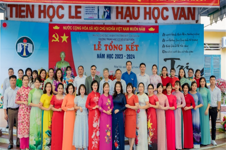 Các vị đại biểu khách quý cùng chụp ảnh lưu niệm với tập thể cán bộ, giáo viên, nhân viên nhà trường