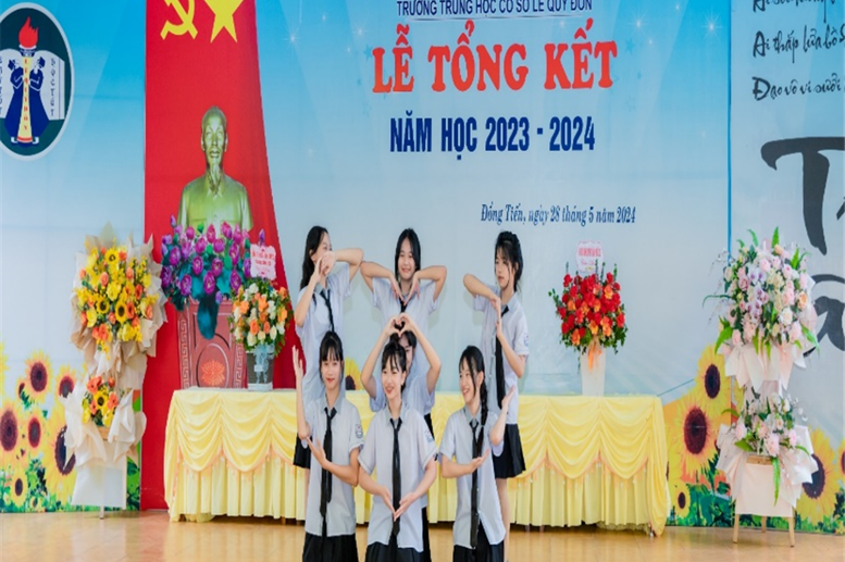 Các tiết mục văn nghệ đặc sắc của các em học sinh lớp 7A2, 7A4