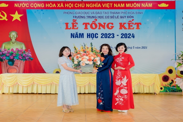 Bà Tô Thị Thu Hiền, đại diện CMHS gửi lời tri ân đến các thầy cô giáo