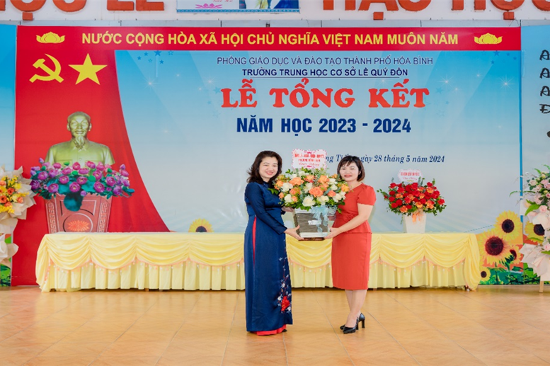 Bà Lê Thị Thủy – Phó Chủ tịch UBND phường Đồng Tiến tặng hoa chúc mừng nhà trường