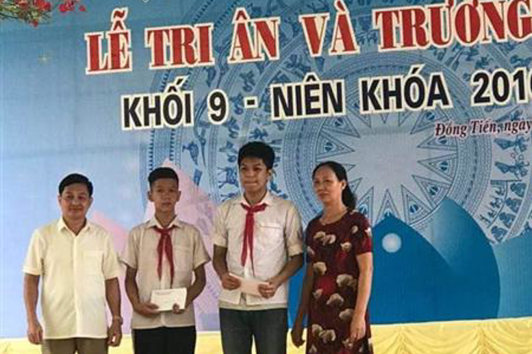 2 bạn HS khó khăn khối 9 đạt thành tích cao trong học tập nhận phần thưởng động viên từ chi hội nhà trường