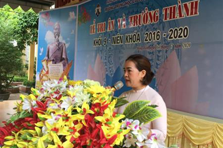 Cô giáo Phương Lan- GV chủ nhiệm lớp 9a1 phát biểu chia tay các em Hs