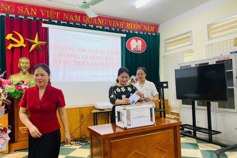 Các thầy cô giáo và các em học sinh Trường THCS Lê Quý Đôn hướng về đồng bào vùng thiên tai, bão lũ