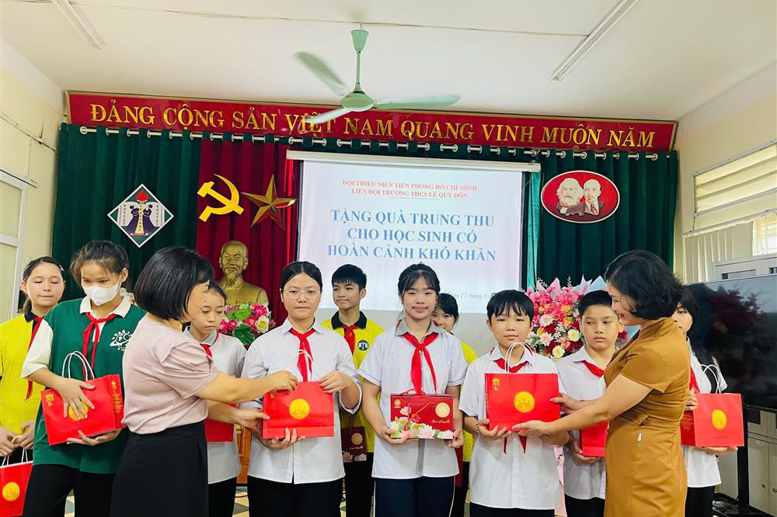 Cô giáo Phạm Thị Thu Hằng - PHT nhà trường cùng cô giáo Nguyễn Phương Lan - TPT Đội TNTP HCM tặng quà Trung Thu cho học sinh có hoàn cảnh khó khăn trong nhà trường