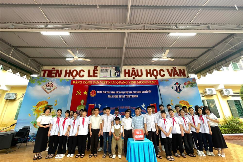 Thầy và trò Trường THCS Lê Quý Đôn chia sẻ cùng các bạn nhỏ khuyết tật của Đoàn nghệ thuật tình thương