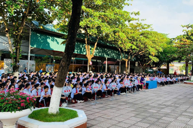 Mới 7h15 học sinh đã có mặt đông đủ tại sân trường.