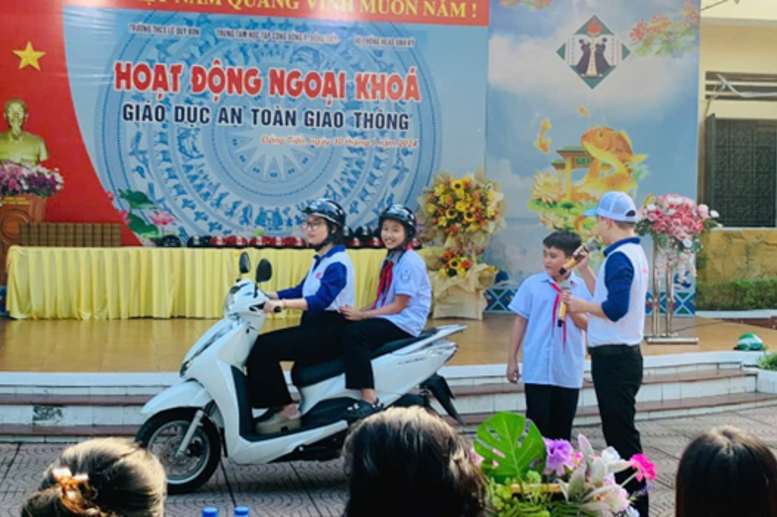 Em Đào Phạm Trúc Anh- học sinh lớp 6a1 xung phong lên thực hiện mẫu tư thế ngồi sau xe