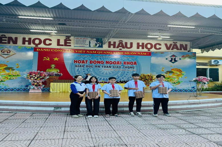 Học sinh thích thú khi nhận phần quà 