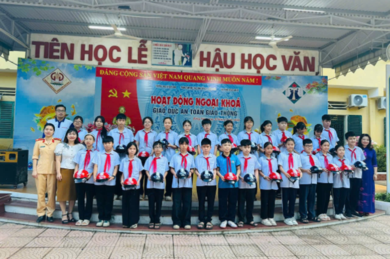 Về tuyên truyền, đội CSGT công an thành phố Hoà Bình  đã có 28 phần quà thiết thực là những chiếc mũ bảo hiểm đúng quy cách tặng cho học sinh  nhà trường, món quà nhỏ như lời nhắc nhở các em học sinh nâng cao ý thưc khi tham gia giao thông