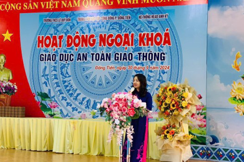 Cô giáo Vũ Thị Lan Phương – Bí thư chi bộ, Hiệu trưởng nhà trường phát biểu, cảm ơn, nhắc nhở học sinh.