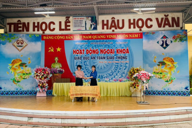 Cô giáo Nguyễn Thị Tuyết Mai – bí thư Đoàn TNCS HCM, kí cam kết thực hiện ATGT