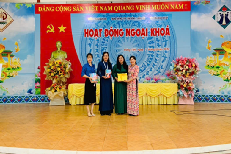 Các tổ chuyên môn tặng sách cho thư viện 