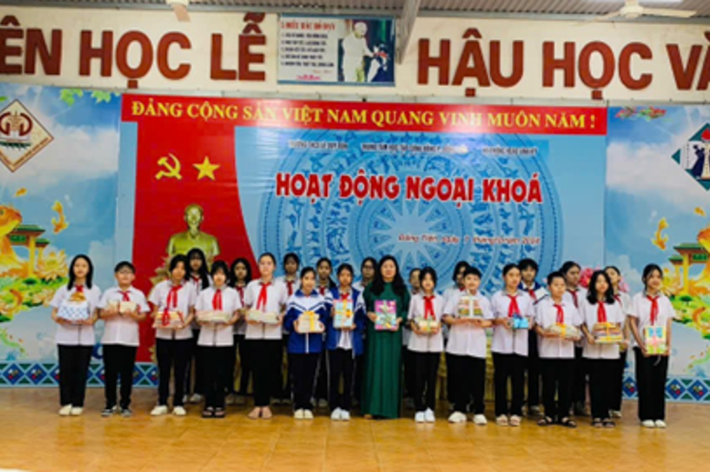 Đại diện học sinh các lớp tặng sách cho thư viện 
