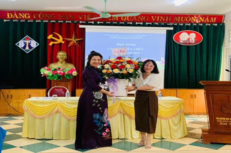 Đồng chí Vũ Thị Lan Phương – Bí thư Chi bộ, Hiệu trưởng nhà trường nhận hoa chúc mừng của Ban đại diện cha mẹ học sinh