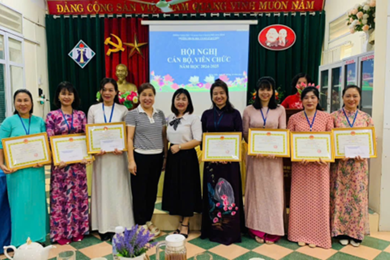 Đồng chí Kim Thị Hồng – Phó trưởng Phòng GD&ĐT thành phố và đồng chí Lê Thị Thủy - Phó Chủ tịch UBND phường Đồng Tiến trao Giấy khen cho 07 đồng chí CB,GV,NV đạt danh hiệu Chiến sĩ thi đua cơ sở - Năm học 2023 - 2024