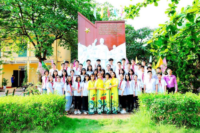 Tập thể lớp 9A2 với 27/41 HS đỗ vào các lớp Chuyên, lớp chất lượng cao, các em là niềm tự hào của thầy cô, của cha mẹ