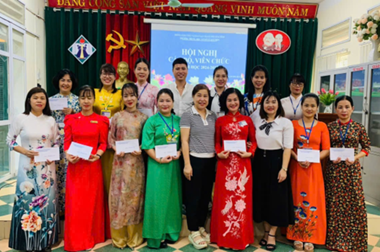 Đồng chí Kim Thị Hồng – Phó trưởng Phòng GD&ĐT thành phố và đồng chí Lê Thị Thủy - Phó Chủ tịch UBND phường Đồng Tiến trao Giấy khen cho các đồng chí CB,GV,NV đạt danh Lao động tiên tiến - Năm học 2023 - 2024