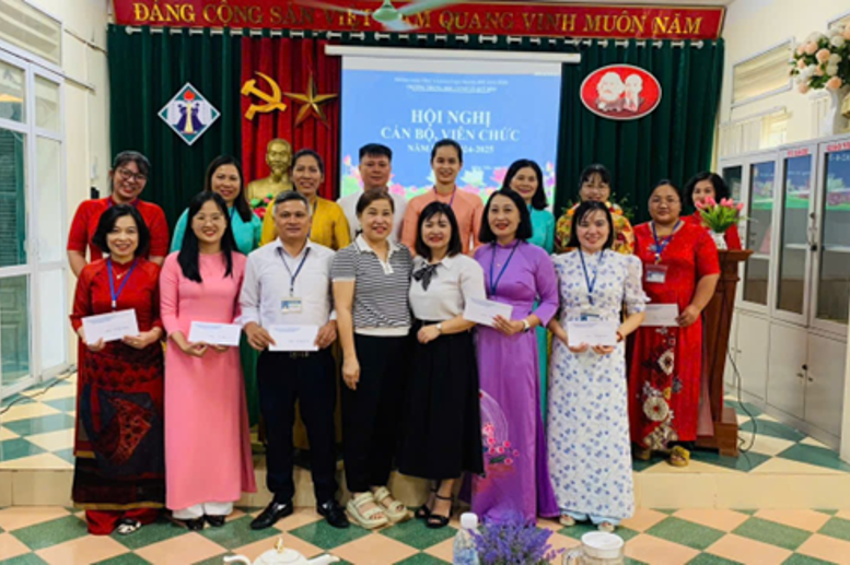 Đồng chí Kim Thị Hồng – Phó trưởng Phòng GD&ĐT thành phố và đồng chí Lê Thị Thủy - Phó Chủ tịch UBND phường Đồng Tiến trao Giấy khen cho các đồng chí CB,GV,NV đạt danh hiệu Lao động tiên tiến - Năm học 2023 - 2024