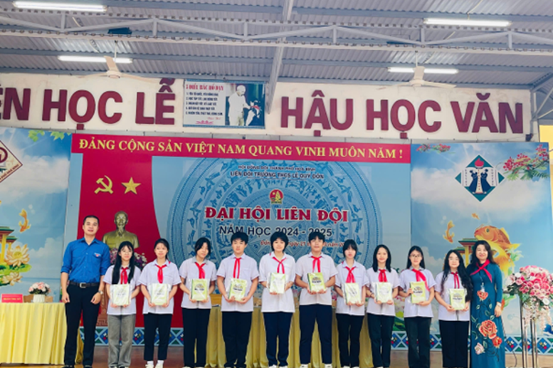 Anh Nguyễn Tiến Dũng, bí thư đoàn - chủ tịch Hội đồng đội phường và cô giáo Vũ Thi Lan Phương bí thư Chi bộ, hiệu trưởng nhà trường tặng thưởng cho những đội viên tiêu biểu năm học 2023- 2024