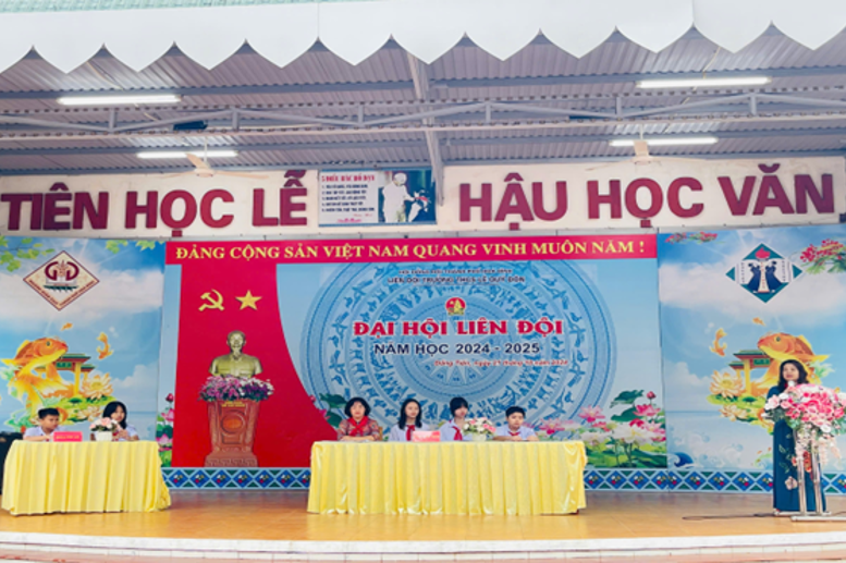 Cô giáo Vũ Thị Lan Phương, bí thư chi bộ, hiệu trưởng nhà trường phát biểu tại Đại hội