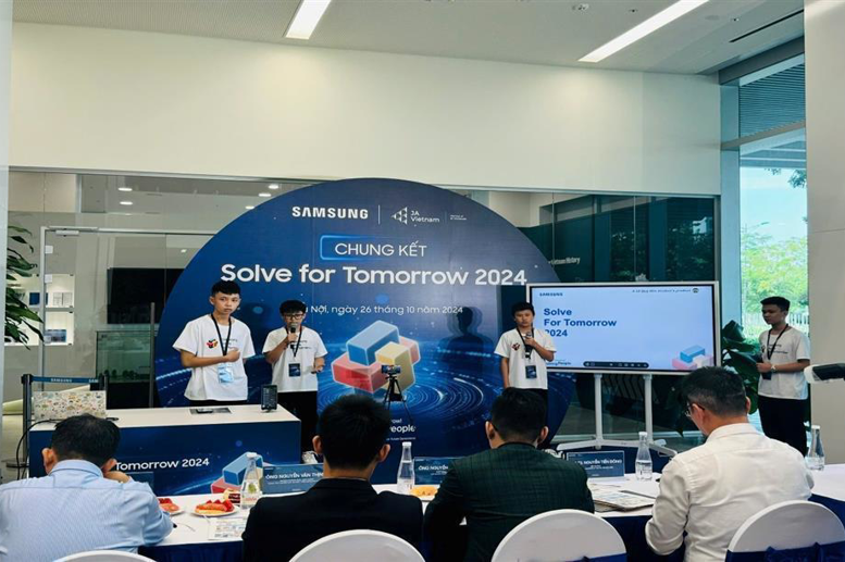 Hình ảnh nhóm các em học sinh: Bùi Quốc Khánh, Đặng Nam Phong (8a3) Đỗ Quang Long, Kiều Tuấn Phong (7a4) tự tin trình bày dự án