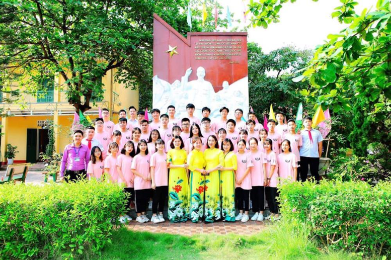 Tập thể các em HS lớp 9A4 25/41 em đỗ vào các trường top đầu của Tỉnh và 01 em đỗ THPT FPT Hà Nội