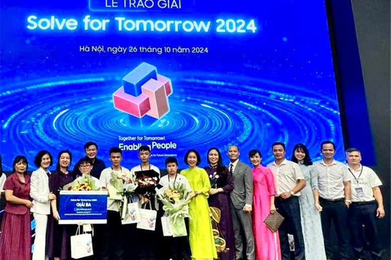 Các đ/c lãnh đạo, các đ/c trong BGH, thầy cô và PHHS trường THCS Lê Quý Đôn       chụp ảnh lưu niệm cùng đội thi. 