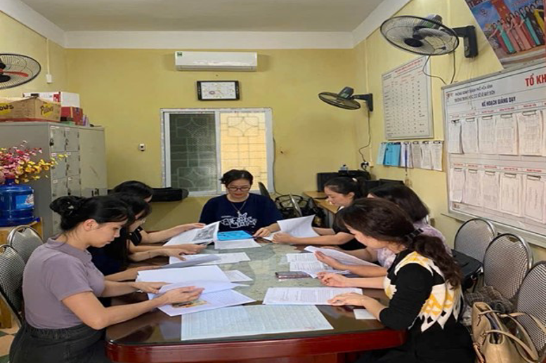 Các cô giáo nhóm Ngữ văn chấm bài viết của học sinh