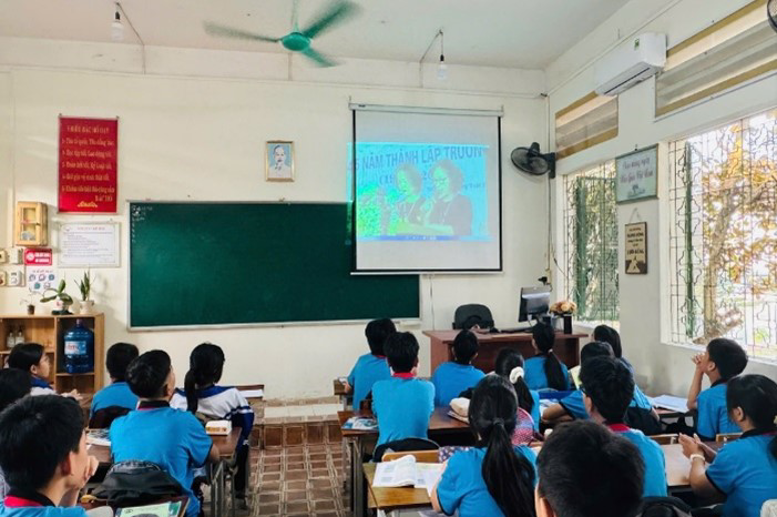 Các em học sinh xem video về truyền thống của nhà trường