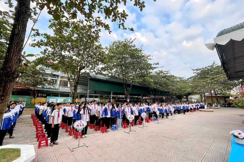 Học sinh toàn trường thể hiện quyết tâm thực hiện tốt các quy định về ATGT