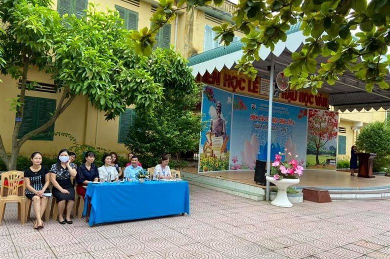 Đại biểu, BGH nhà trường cùng các thầy cô giáo trong buổi gặp mặt