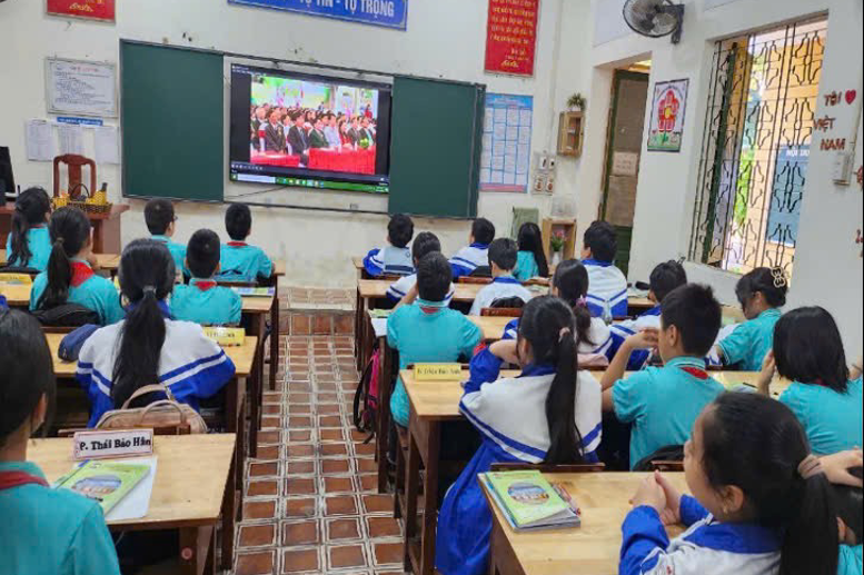 Hình ảnh học sinh xem video về truyền thống nhà trường