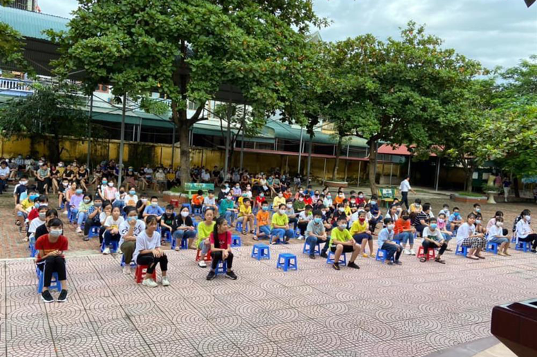 Các em nghiêm túc trong hàng và thực hiện các biện pháp giãn cách
