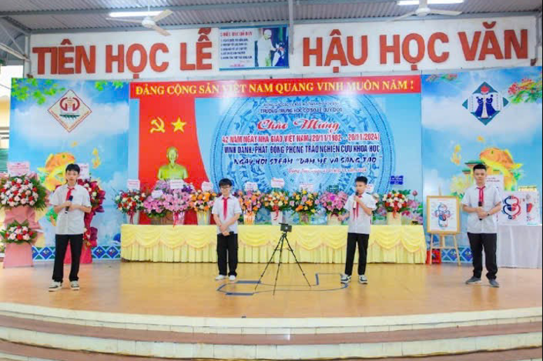 Các em Quốc Khánh, Nam Phong (8A3), Quang Long, Tuấn Phong (7A4) thuyết trình lại sản phẩm và nhận thưởng trong Lễ vinh danh