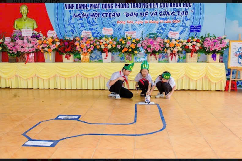 Hình ảnh học sinh khối 7 thuyết trình sản phẩm Steam