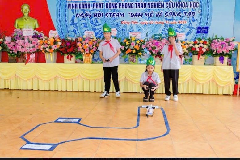 Hình ảnh học sinh khối 7 thuyết trình sản phẩm Steam