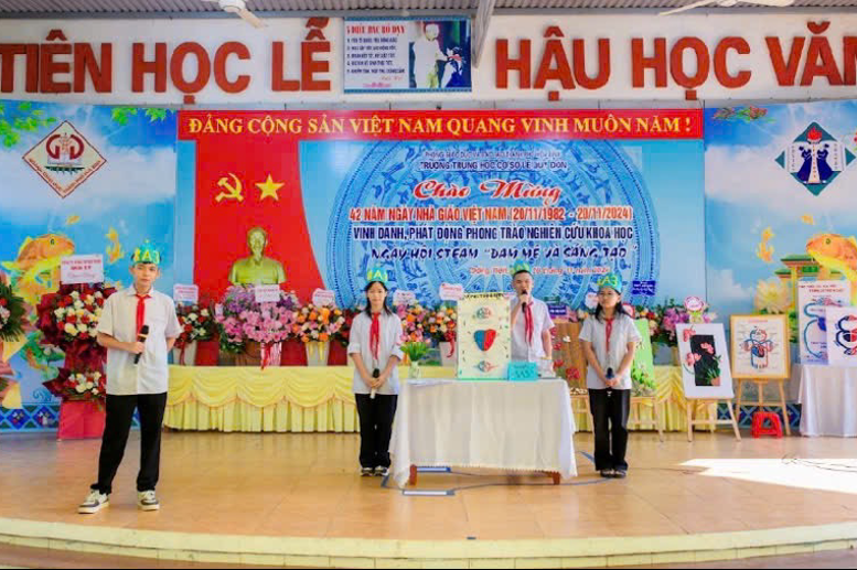 Hình ảnh học sinh khối 8 thuyết trình sản phẩm Steam