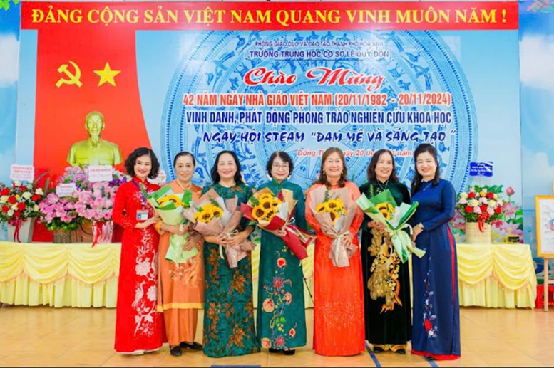 Tặng hoa tri ân các Nhà giáo nguyên là cán bộ quản lí của nhà trường