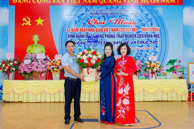 Đại biểu tặng hoa chúc mừng nhà trường