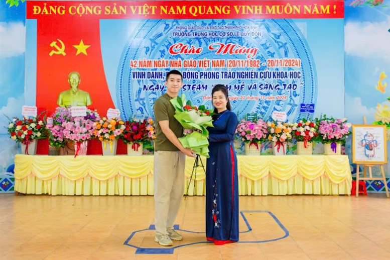 Cựu Hs THCS Lê Quý Đôn tặng hoa chúc mừng thầy cô nhà trường
