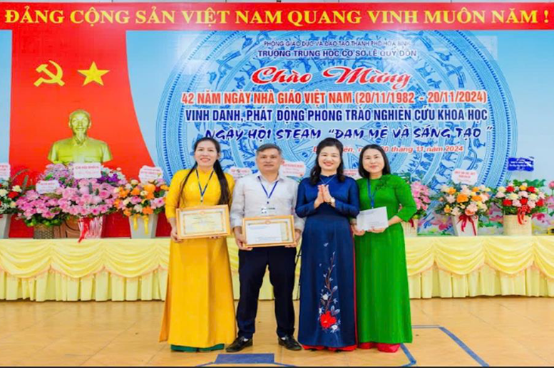 Vinh danh các thầy cô giáo hướng dẫn phụ trách đội thi, đạt Giấy chứng nhận "Học không bao giờ cùng" của Hội Khuyến học Tỉnh Hòa Bình và các thầy cô giáo đạt thành tích cao trong ôn thi vào lớp 10 THPT