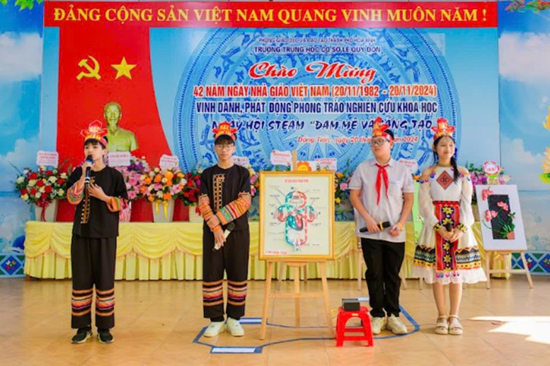 Các đội thi trình bày sản phẩm