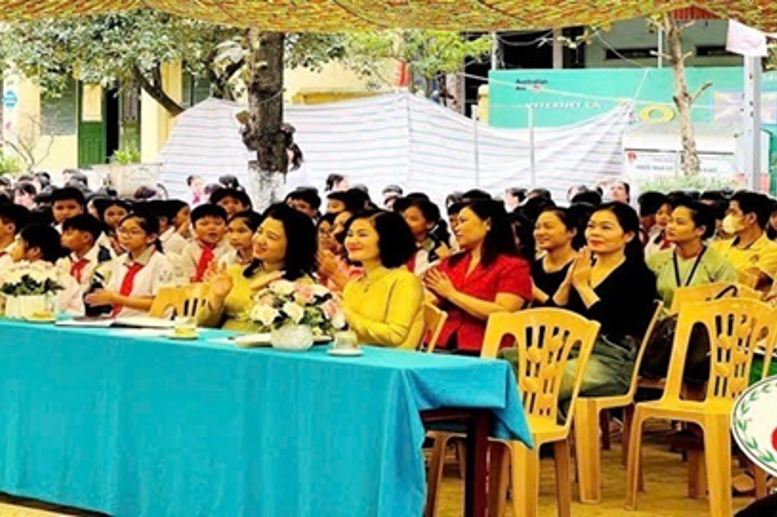 Ban Giám hiệu và các thầy cô nhà trường