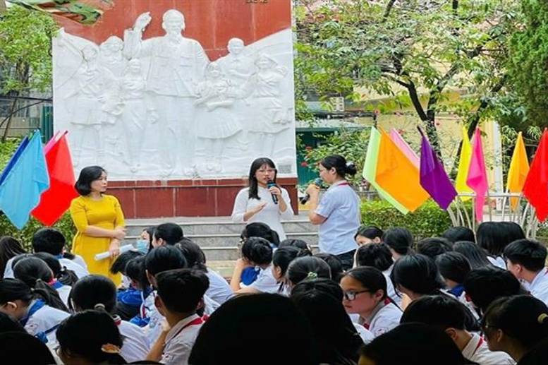 Em Nguyễn Mai Anh - Cựu học sinh nhà trường giao lưu với các em học sinh