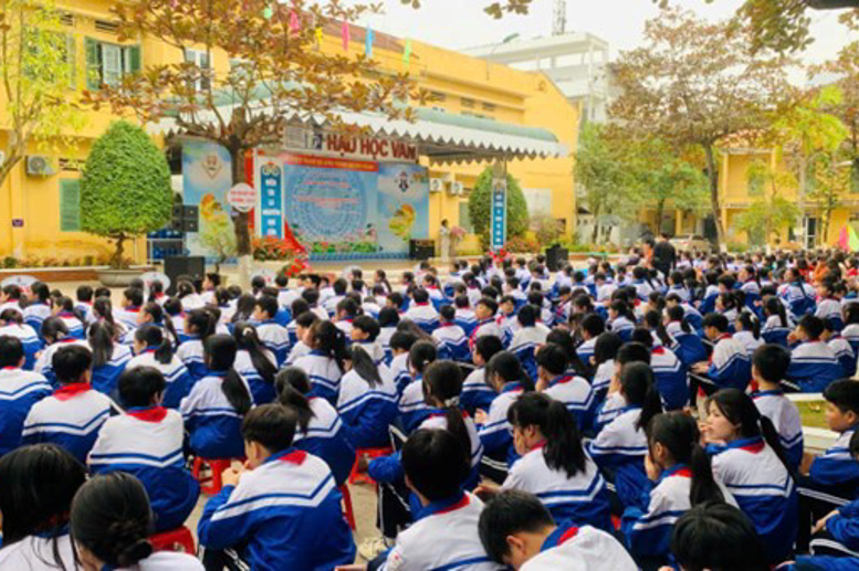 Khung cảnh toàn sân trường