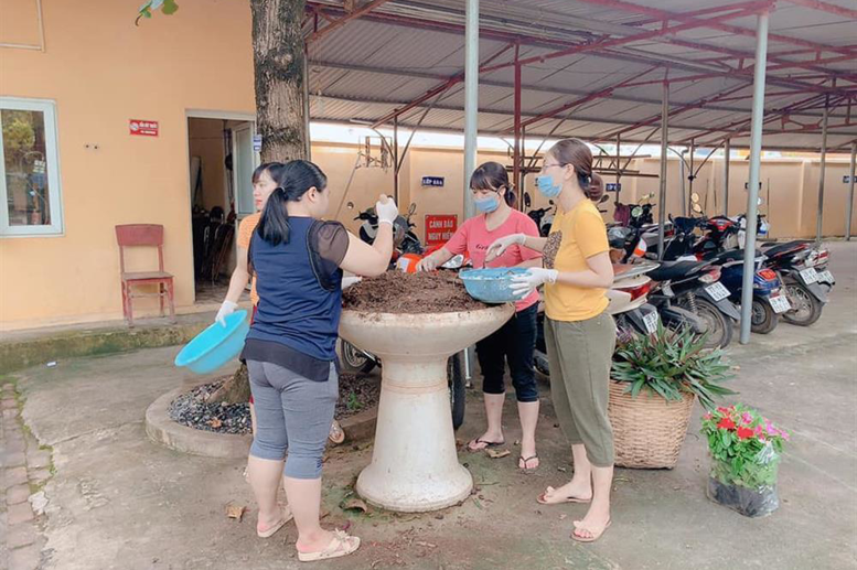 Khuôn viên nhà trường được các thầy cô chăm sóc, những bồn hoa được tỉa xới và trồng mới, khoác lên mình chiếc áo rực rỡ