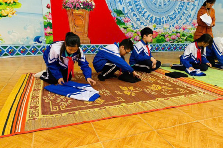 Các em khối 6,7 gấp quần áo rất gọn gàng