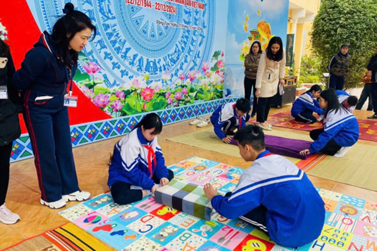 Khối 8,9 gấp chăn vô cùng vuông vắn, tỉ mỉ