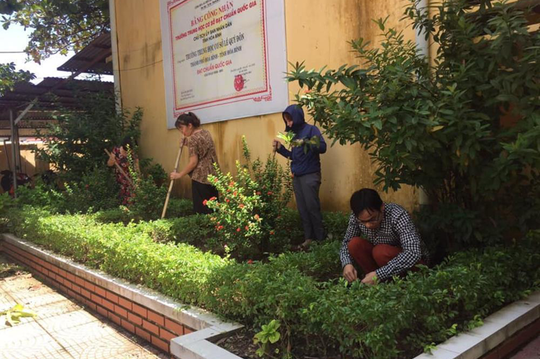 Khuôn viên nhà trường được các thầy cô chăm sóc, những bồn hoa được tỉa xới và trồng mới, khoác lên mình chiếc áo rực rỡ