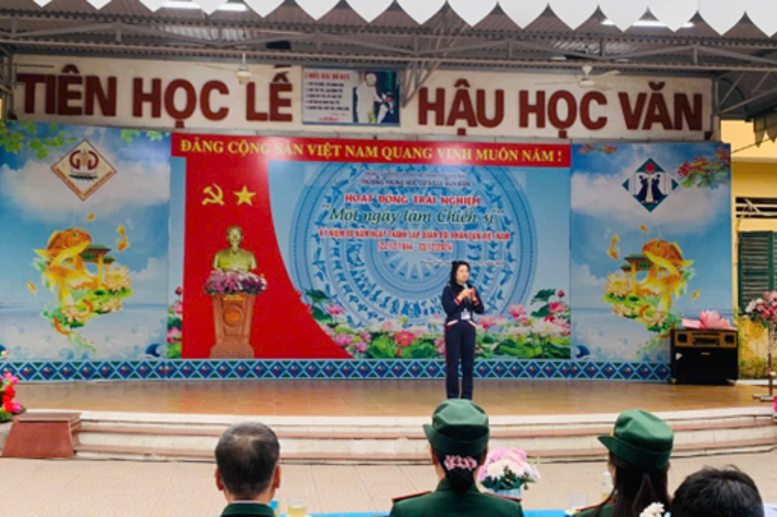 Cô giáo Vũ Thị Lan Phương- Hiệu trưởng nhà trường phát biểu